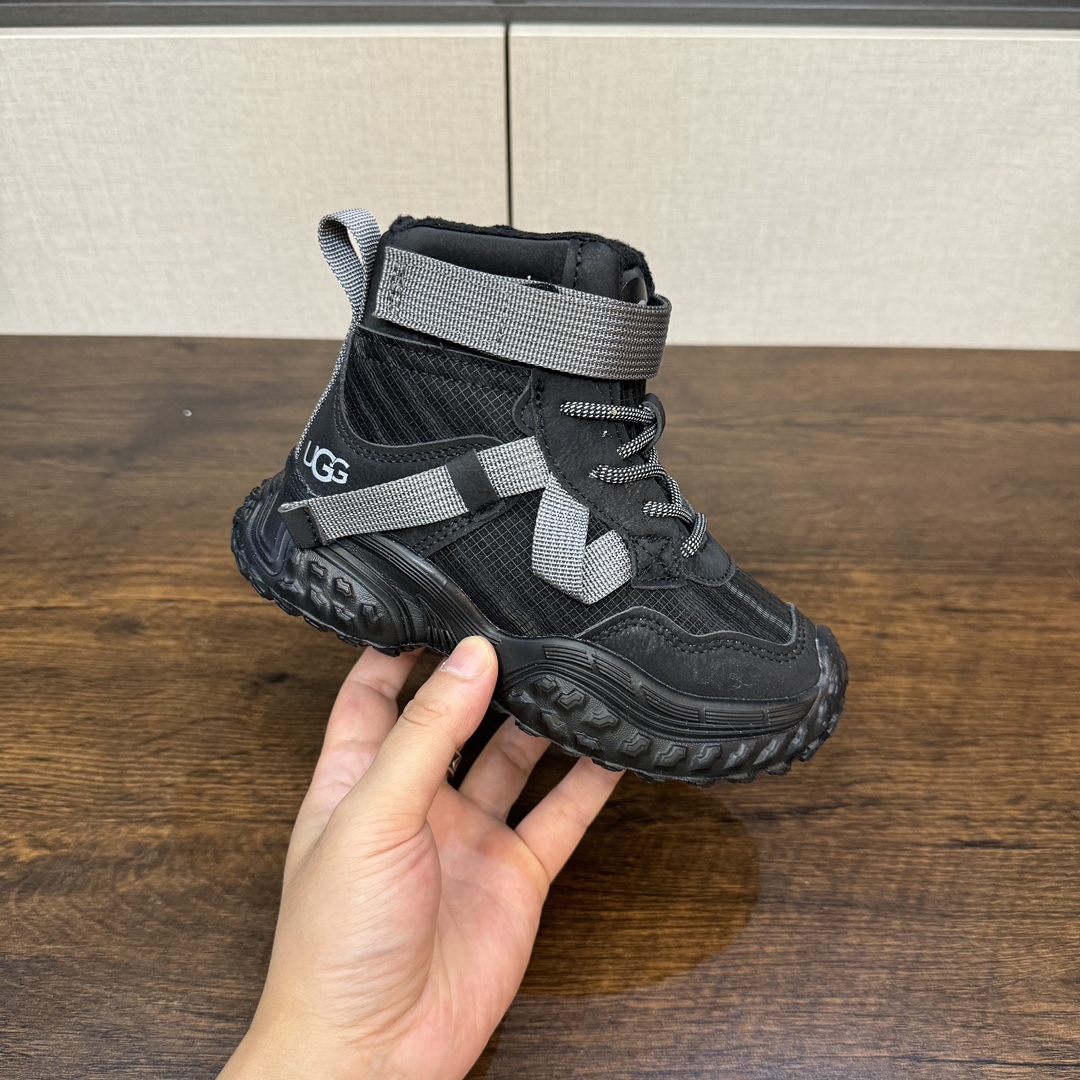 图片[7]-9命！好穿又保暖的运动鞋终于被我挖到了~实物超级无敌酷 百搭款 要给娃选双好穿又保暖的冬天鞋子真的太难了 前几天终于在网上找到一双我想要的 保暖！好看！好穿的儿童加绒运动鞋 就是这双UGG儿童绒绒鞋💕-选品中心