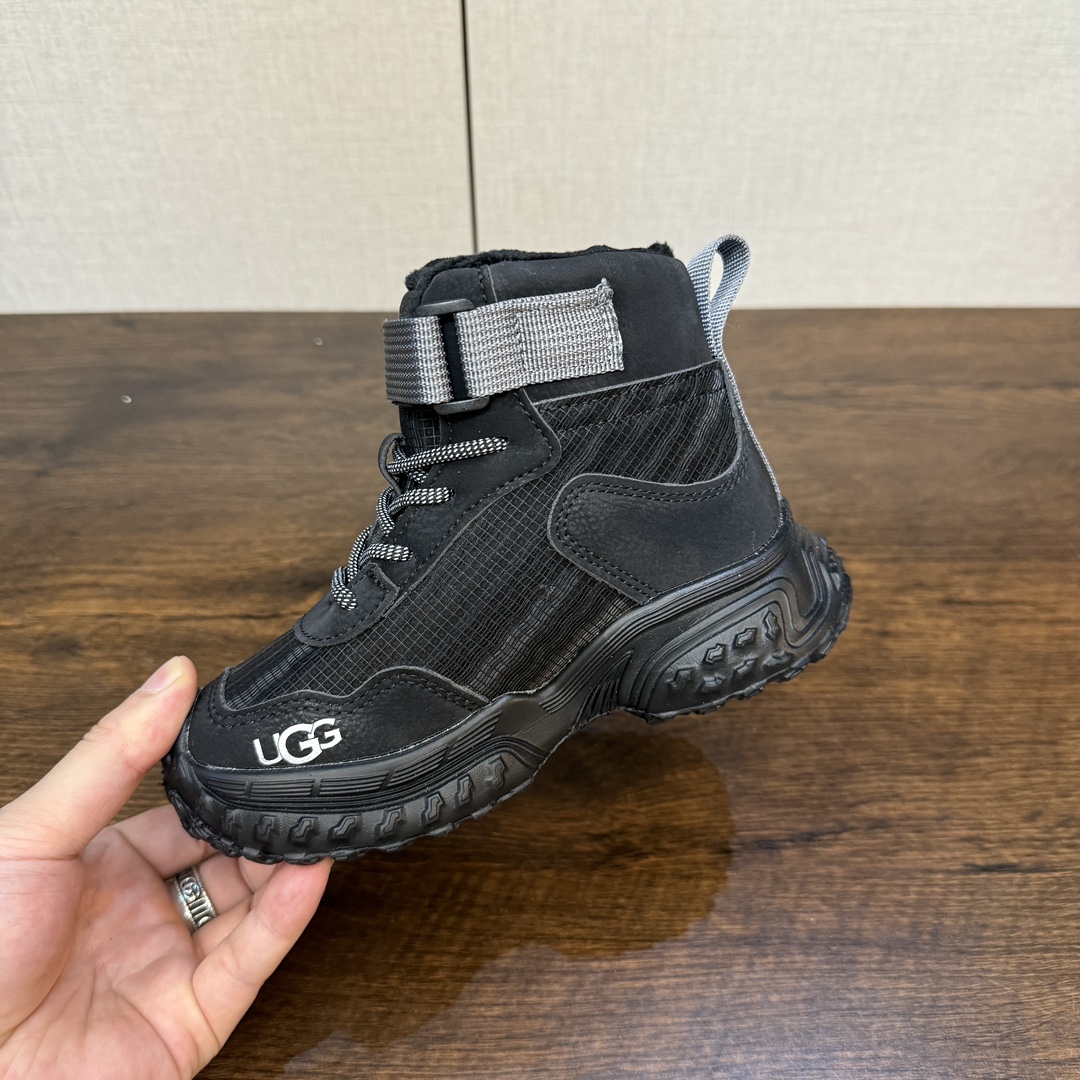 图片[9]-9命！好穿又保暖的运动鞋终于被我挖到了~实物超级无敌酷 百搭款 要给娃选双好穿又保暖的冬天鞋子真的太难了 前几天终于在网上找到一双我想要的 保暖！好看！好穿的儿童加绒运动鞋 就是这双UGG儿童绒绒鞋💕-选品中心