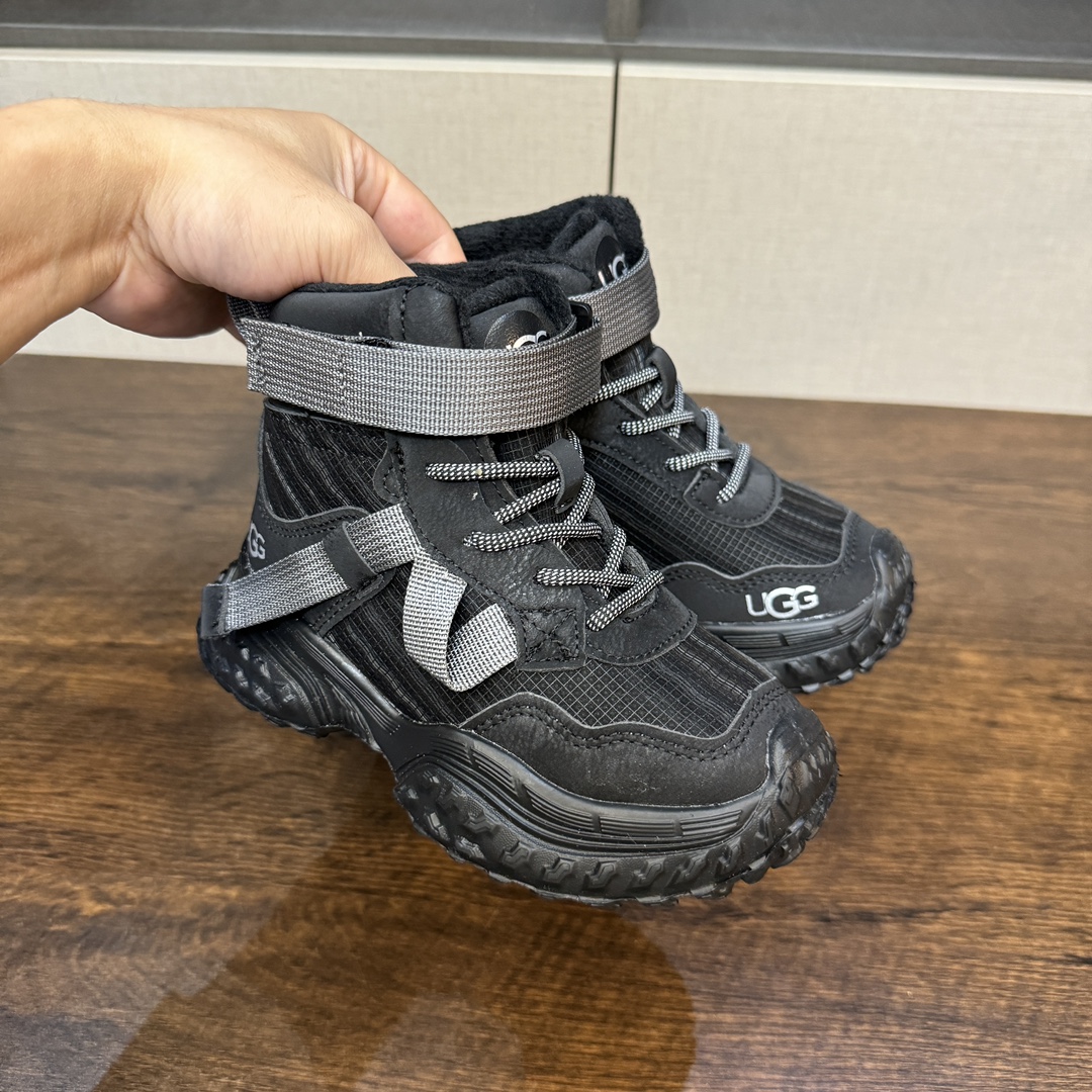 图片[4]-9命！好穿又保暖的运动鞋终于被我挖到了~实物超级无敌酷 百搭款 要给娃选双好穿又保暖的冬天鞋子真的太难了 前几天终于在网上找到一双我想要的 保暖！好看！好穿的儿童加绒运动鞋 就是这双UGG儿童绒绒鞋💕-选品中心