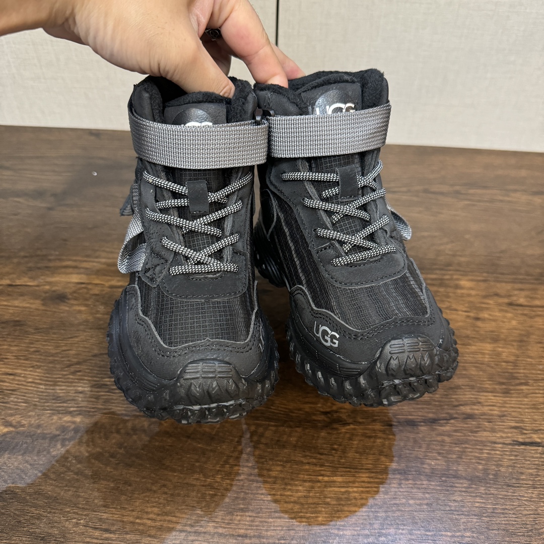 图片[5]-9命！好穿又保暖的运动鞋终于被我挖到了~实物超级无敌酷 百搭款 要给娃选双好穿又保暖的冬天鞋子真的太难了 前几天终于在网上找到一双我想要的 保暖！好看！好穿的儿童加绒运动鞋 就是这双UGG儿童绒绒鞋💕-选品中心