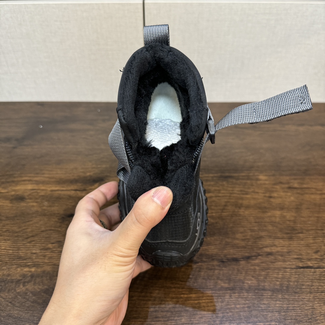 图片[8]-9命！好穿又保暖的运动鞋终于被我挖到了~实物超级无敌酷 百搭款 要给娃选双好穿又保暖的冬天鞋子真的太难了 前几天终于在网上找到一双我想要的 保暖！好看！好穿的儿童加绒运动鞋 就是这双UGG儿童绒绒鞋💕-选品中心