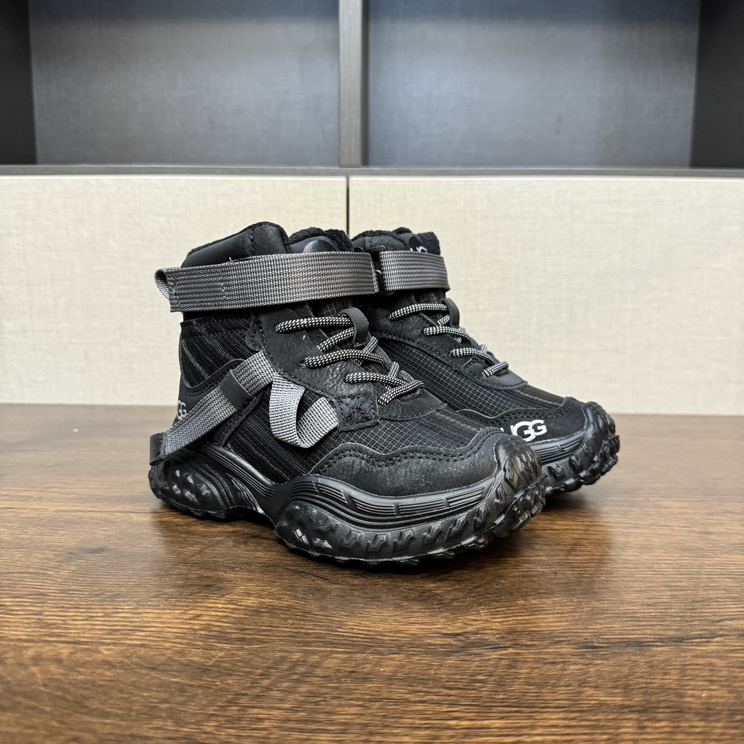 9命！好穿又保暖的运动鞋终于被我挖到了~实物超级无敌酷 百搭款 要给娃选双好穿又保暖的冬天鞋子真的太难了 前几天终于在网上找到一双我想要的 保暖！好看！好穿的儿童加绒运动鞋 就是这双UGG儿童绒绒鞋💕-选品中心