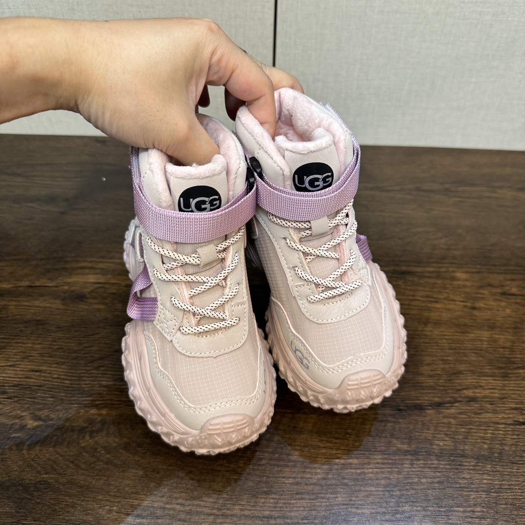 图片[5]-9命！好穿又保暖的运动鞋终于被我挖到了~实物超级无敌酷 百搭款 要给娃选双好穿又保暖的冬天鞋子真的太难了 前几天终于在网上找到一双我想要的 保暖！好看！好穿的儿童加绒运动鞋 就是这双UGG儿童绒绒鞋💕-选品中心