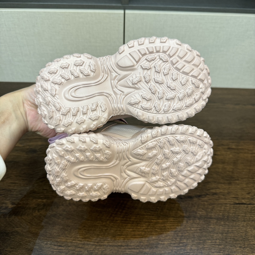 图片[6]-9命！好穿又保暖的运动鞋终于被我挖到了~实物超级无敌酷 百搭款 要给娃选双好穿又保暖的冬天鞋子真的太难了 前几天终于在网上找到一双我想要的 保暖！好看！好穿的儿童加绒运动鞋 就是这双UGG儿童绒绒鞋💕-选品中心