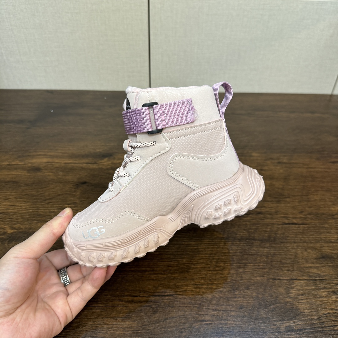 图片[9]-9命！好穿又保暖的运动鞋终于被我挖到了~实物超级无敌酷 百搭款 要给娃选双好穿又保暖的冬天鞋子真的太难了 前几天终于在网上找到一双我想要的 保暖！好看！好穿的儿童加绒运动鞋 就是这双UGG儿童绒绒鞋💕-选品中心