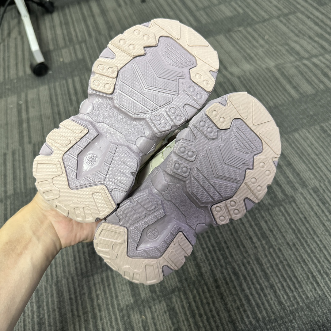 图片[8]-🔥FILE山脉鞋 户外机能登山鞋 👟27-37 📣📣放大招 上个大重磅！心心念念的皮面加绒款也出货啦🔥🔥🔥内里保暖绒特别的细腻亲肤，上脚不会有扎脚的感觉和任何不适~～这精致的魔术贴温馨设计，便携好穿脱。真的是爱了呀！！穿脱特别方便快捷，适合咱们的小盆友，还能锻炼自主穿脱能力哟✌🏻️-选品中心