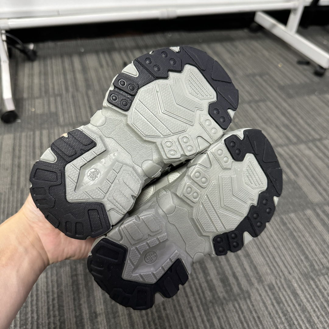 图片[8]-🔥FILE山脉鞋 户外机能登山鞋 👟27-37 📣📣放大招 上个大重磅！心心念念的皮面加绒款也出货啦🔥🔥🔥内里保暖绒特别的细腻亲肤，上脚不会有扎脚的感觉和任何不适~～这精致的魔术贴温馨设计，便携好穿脱。真的是爱了呀！！穿脱特别方便快捷，适合咱们的小盆友，还能锻炼自主穿脱能力哟✌🏻️-选品中心