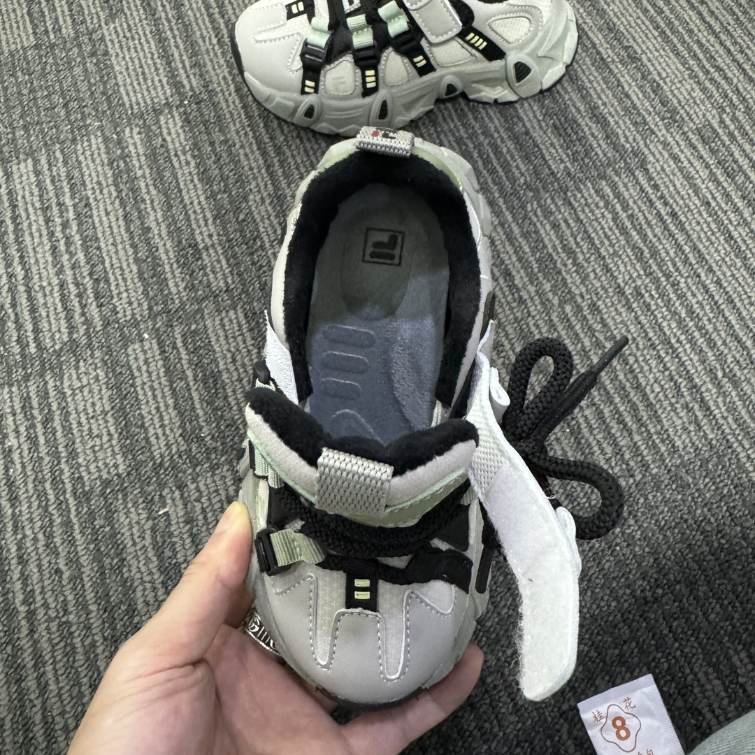 图片[5]-🔥FILE山脉鞋 户外机能登山鞋 👟27-37 📣📣放大招 上个大重磅！心心念念的皮面加绒款也出货啦🔥🔥🔥内里保暖绒特别的细腻亲肤，上脚不会有扎脚的感觉和任何不适~～这精致的魔术贴温馨设计，便携好穿脱。真的是爱了呀！！穿脱特别方便快捷，适合咱们的小盆友，还能锻炼自主穿脱能力哟✌🏻️-选品中心