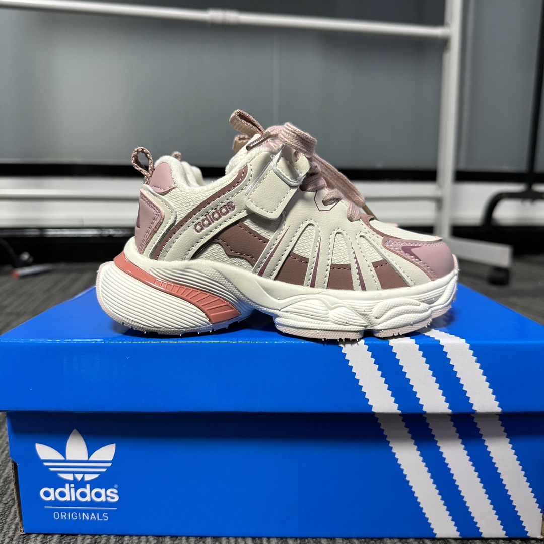图片[9]-Adidas加绒款老爹鞋 👟27-37 当经典三叶草碰上俏皮魔术贴一粘一扣都是宝贝自主搭配的小乐趣🤭不仅穿脱方便😍更是激发了宝贝们的无限创意与动手能力-选品中心