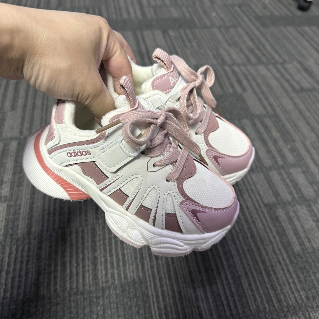 图片[7]-Adidas加绒款老爹鞋 👟27-37 当经典三叶草碰上俏皮魔术贴一粘一扣都是宝贝自主搭配的小乐趣🤭不仅穿脱方便😍更是激发了宝贝们的无限创意与动手能力-选品中心