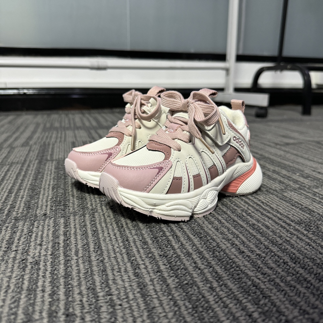 Adidas加绒款老爹鞋 👟27-37 当经典三叶草碰上俏皮魔术贴一粘一扣都是宝贝自主搭配的小乐趣🤭不仅穿脱方便😍更是激发了宝贝们的无限创意与动手能力-选品中心