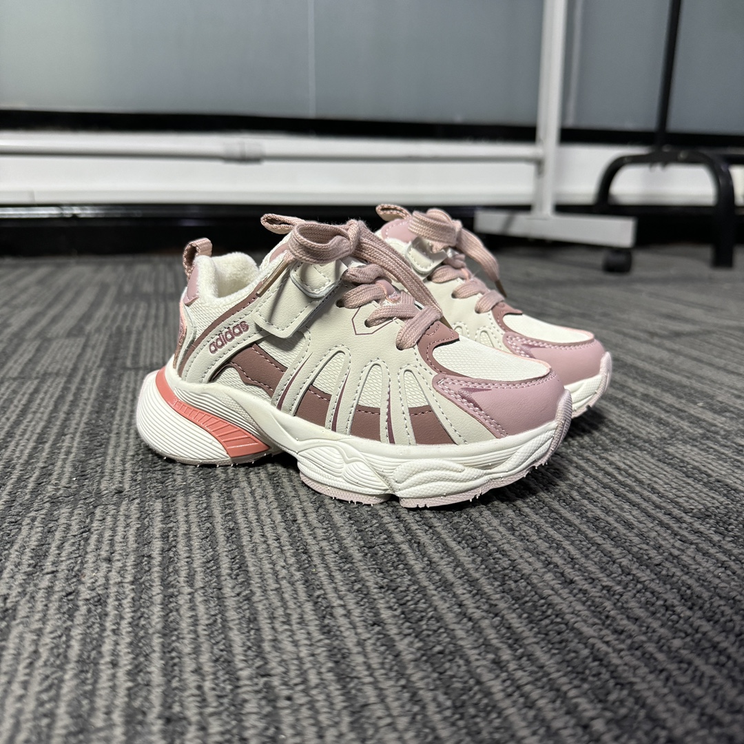 图片[2]-Adidas加绒款老爹鞋 👟27-37 当经典三叶草碰上俏皮魔术贴一粘一扣都是宝贝自主搭配的小乐趣🤭不仅穿脱方便😍更是激发了宝贝们的无限创意与动手能力-选品中心