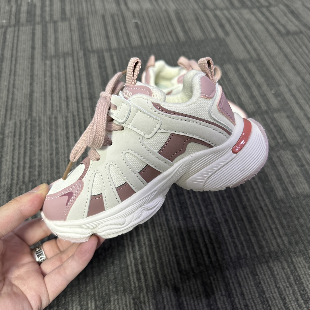 图片[6]-Adidas加绒款老爹鞋 👟27-37 当经典三叶草碰上俏皮魔术贴一粘一扣都是宝贝自主搭配的小乐趣🤭不仅穿脱方便😍更是激发了宝贝们的无限创意与动手能力-选品中心