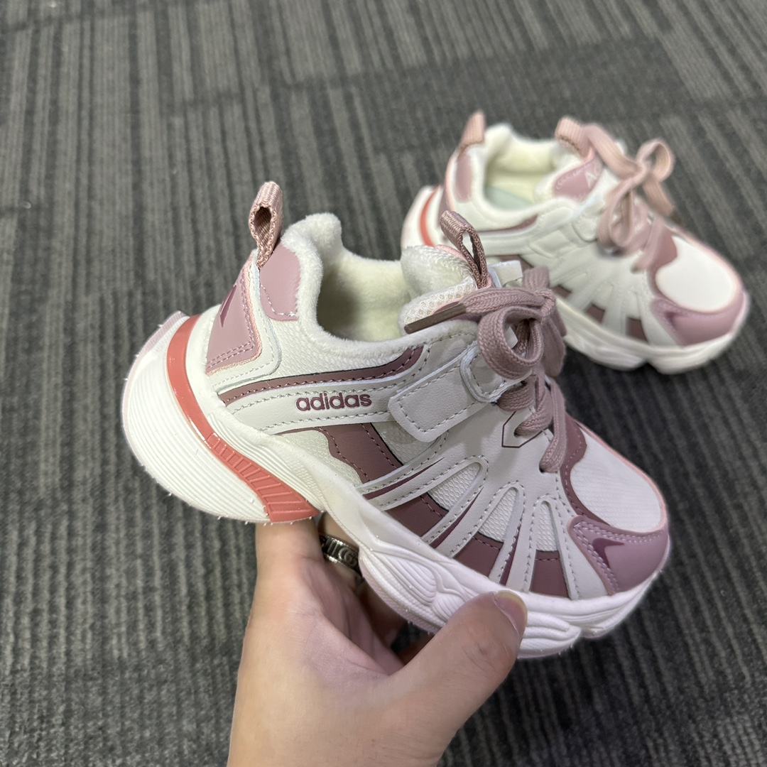 图片[4]-Adidas加绒款老爹鞋 👟27-37 当经典三叶草碰上俏皮魔术贴一粘一扣都是宝贝自主搭配的小乐趣🤭不仅穿脱方便😍更是激发了宝贝们的无限创意与动手能力-选品中心