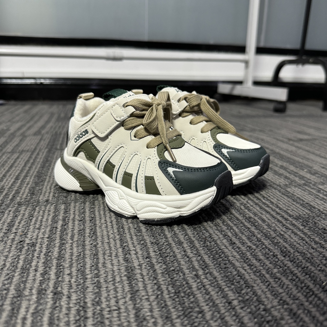 图片[2]-Adidas加绒款老爹鞋 👟27-37 当经典三叶草碰上俏皮魔术贴一粘一扣都是宝贝自主搭配的小乐趣🤭不仅穿脱方便😍更是激发了宝贝们的无限创意与动手能力-选品中心