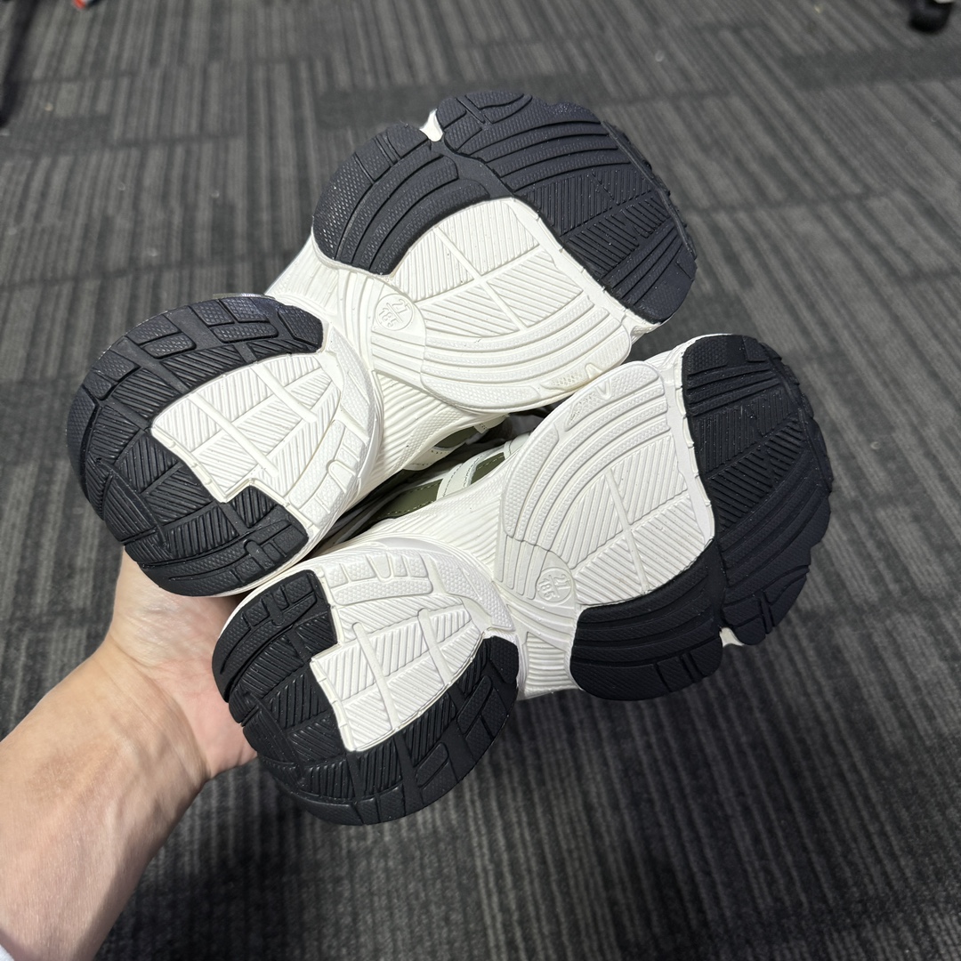图片[8]-Adidas加绒款老爹鞋 👟27-37 当经典三叶草碰上俏皮魔术贴一粘一扣都是宝贝自主搭配的小乐趣🤭不仅穿脱方便😍更是激发了宝贝们的无限创意与动手能力-选品中心