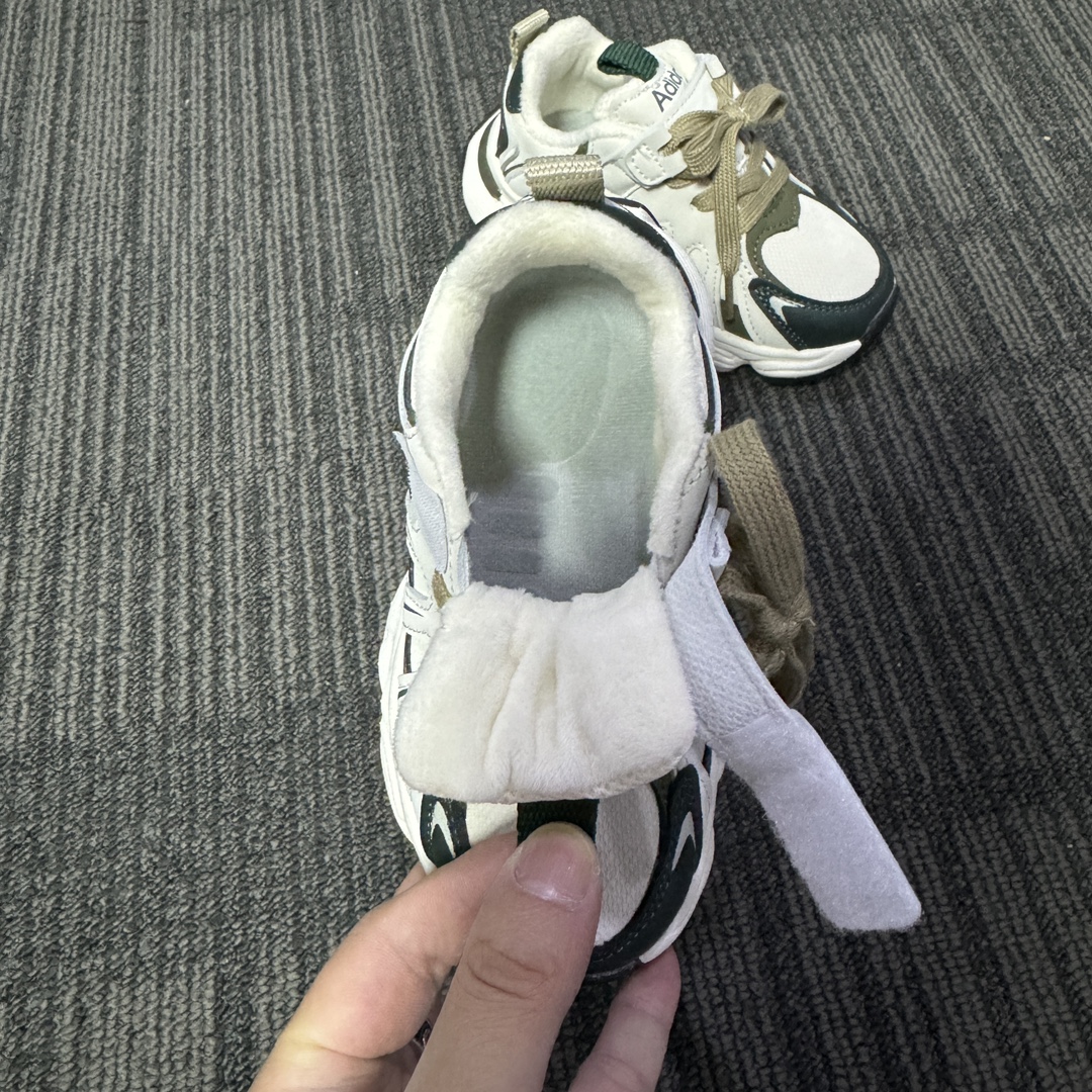 图片[5]-Adidas加绒款老爹鞋 👟27-37 当经典三叶草碰上俏皮魔术贴一粘一扣都是宝贝自主搭配的小乐趣🤭不仅穿脱方便😍更是激发了宝贝们的无限创意与动手能力-选品中心