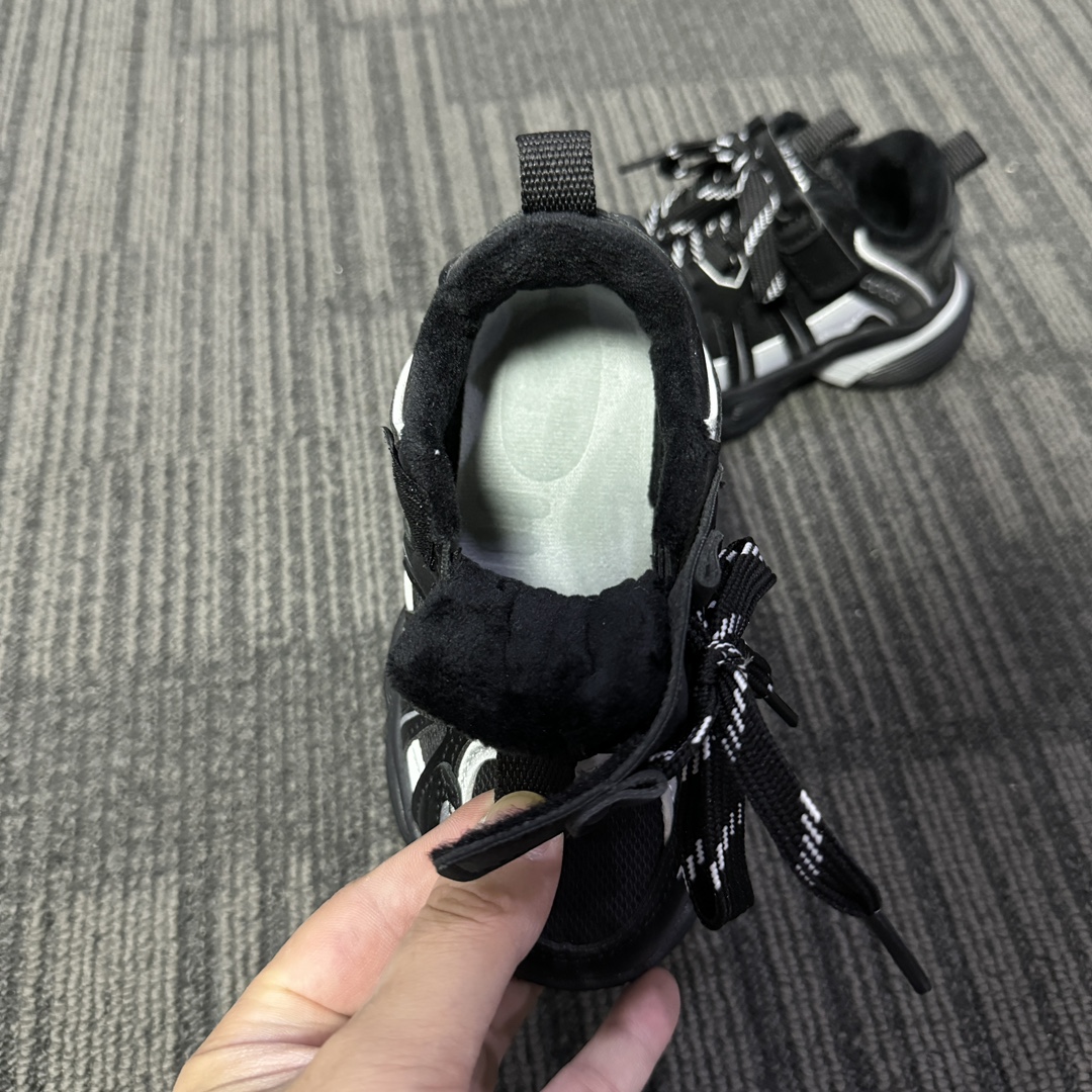 图片[5]-Adidas加绒款老爹鞋 👟27-37 当经典三叶草碰上俏皮魔术贴一粘一扣都是宝贝自主搭配的小乐趣🤭不仅穿脱方便😍更是激发了宝贝们的无限创意与动手能力-选品中心