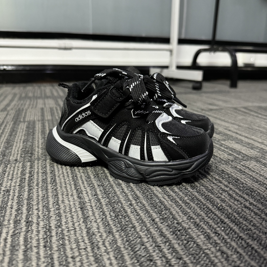 Adidas加绒款老爹鞋 👟27-37 当经典三叶草碰上俏皮魔术贴一粘一扣都是宝贝自主搭配的小乐趣🤭不仅穿脱方便😍更是激发了宝贝们的无限创意与动手能力-选品中心