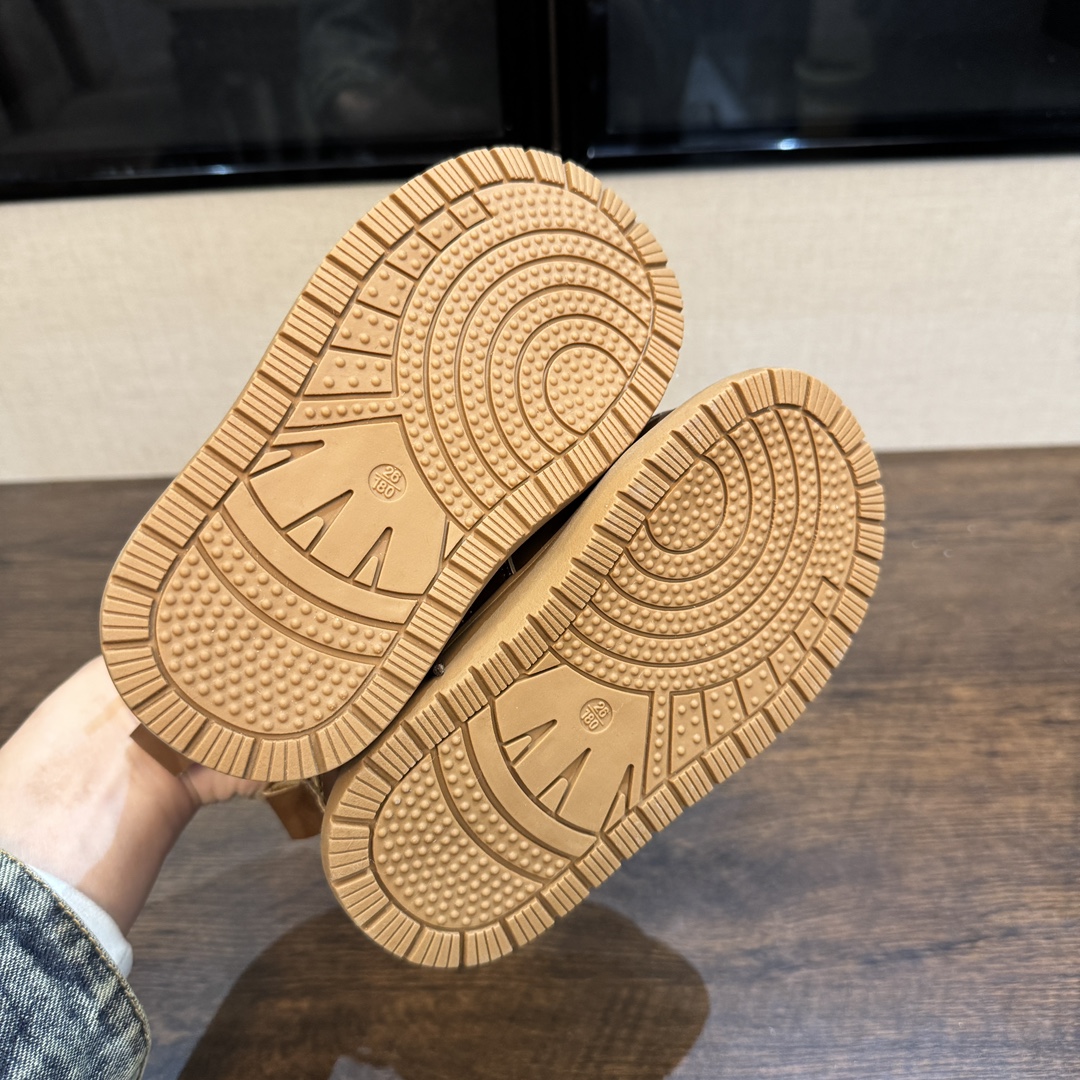 图片[8]-卡皮巴拉皮面款26-38 超爱这一期的鞋子配色简直太高级了瞬间被这款雪地靴戳中心巴😻全鞋身采用顶级牛皮质感🈵🈵，做工细节肉眼🉑见😍穿上保暖显腿长🦵 主要还防水哦-选品中心