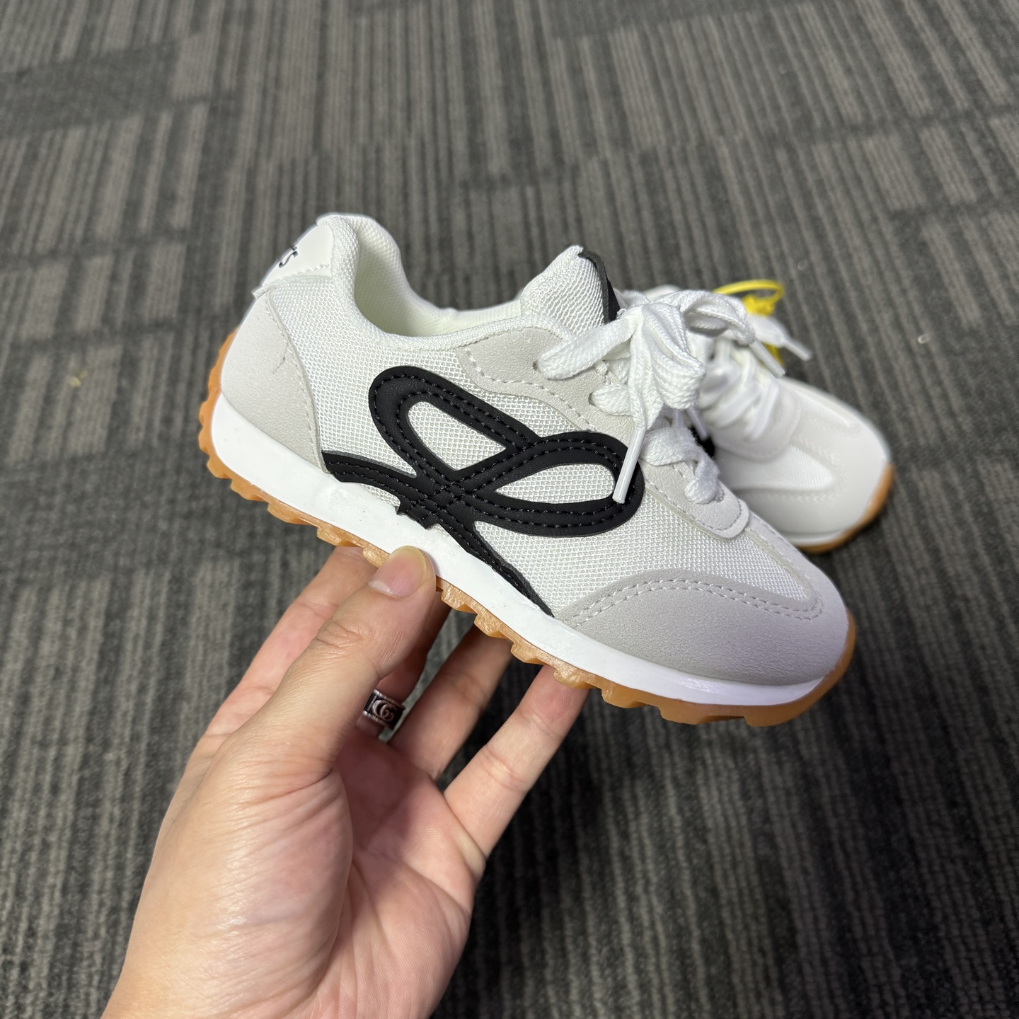 图片[4]-‼️‼️‼️ 亚瑟士 LOEWE罗意威联名款26-37码 经典亚瑟士系列🆕 优质网面拼接，质感满满💯 低帮款式 透气又舒适☁️ 魔术贴设计，穿脱超方便✔️\”},\”album\”：{\”banner\”：\”https：//xcimg.szwego.com/img/3c4dd9ea/20241025/a1729837392418_2756.jpg-选品中心