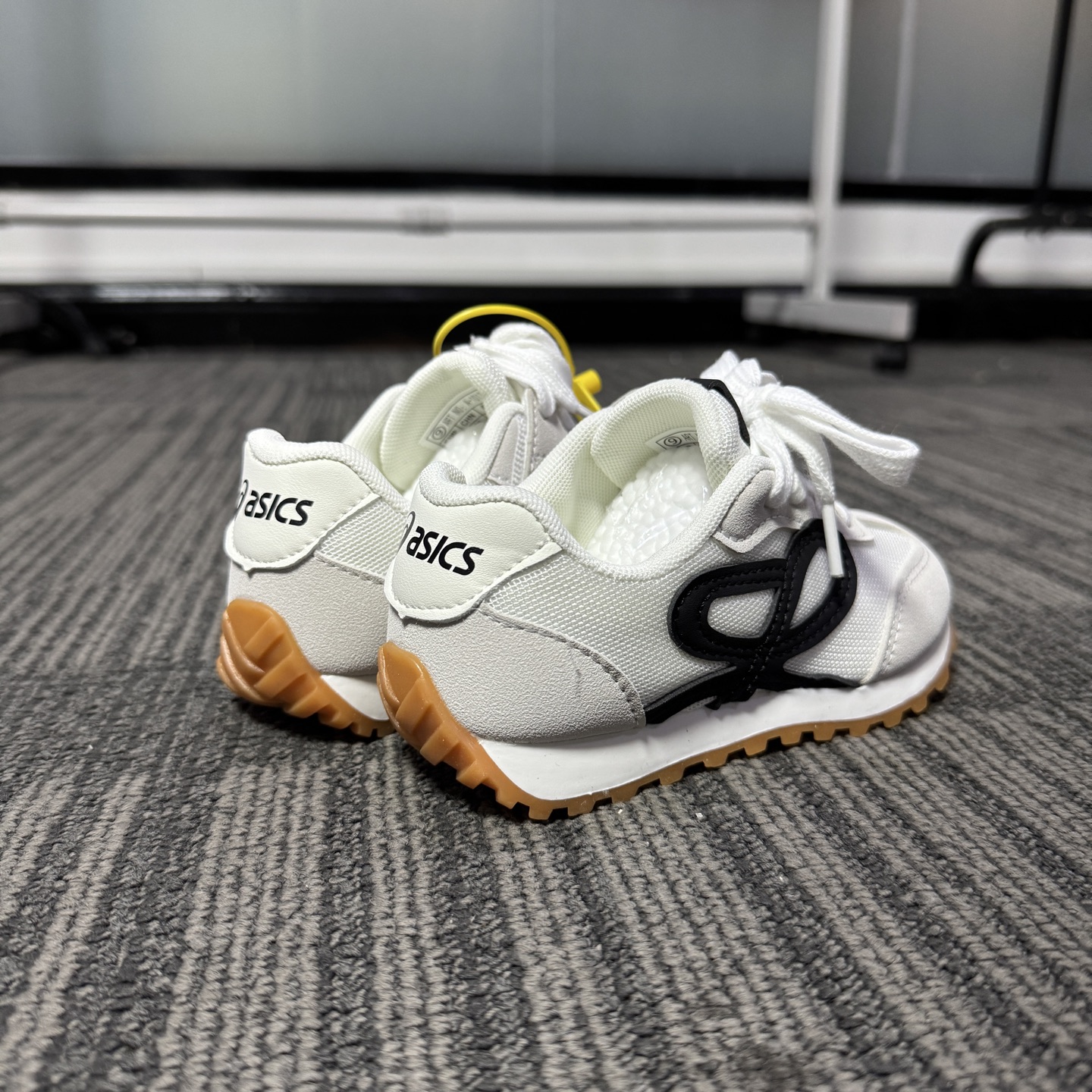 图片[3]-‼️‼️‼️ 亚瑟士 LOEWE罗意威联名款26-37码 经典亚瑟士系列🆕 优质网面拼接，质感满满💯 低帮款式 透气又舒适☁️ 魔术贴设计，穿脱超方便✔️\”},\”album\”：{\”banner\”：\”https：//xcimg.szwego.com/img/3c4dd9ea/20241025/a1729837392418_2756.jpg-选品中心