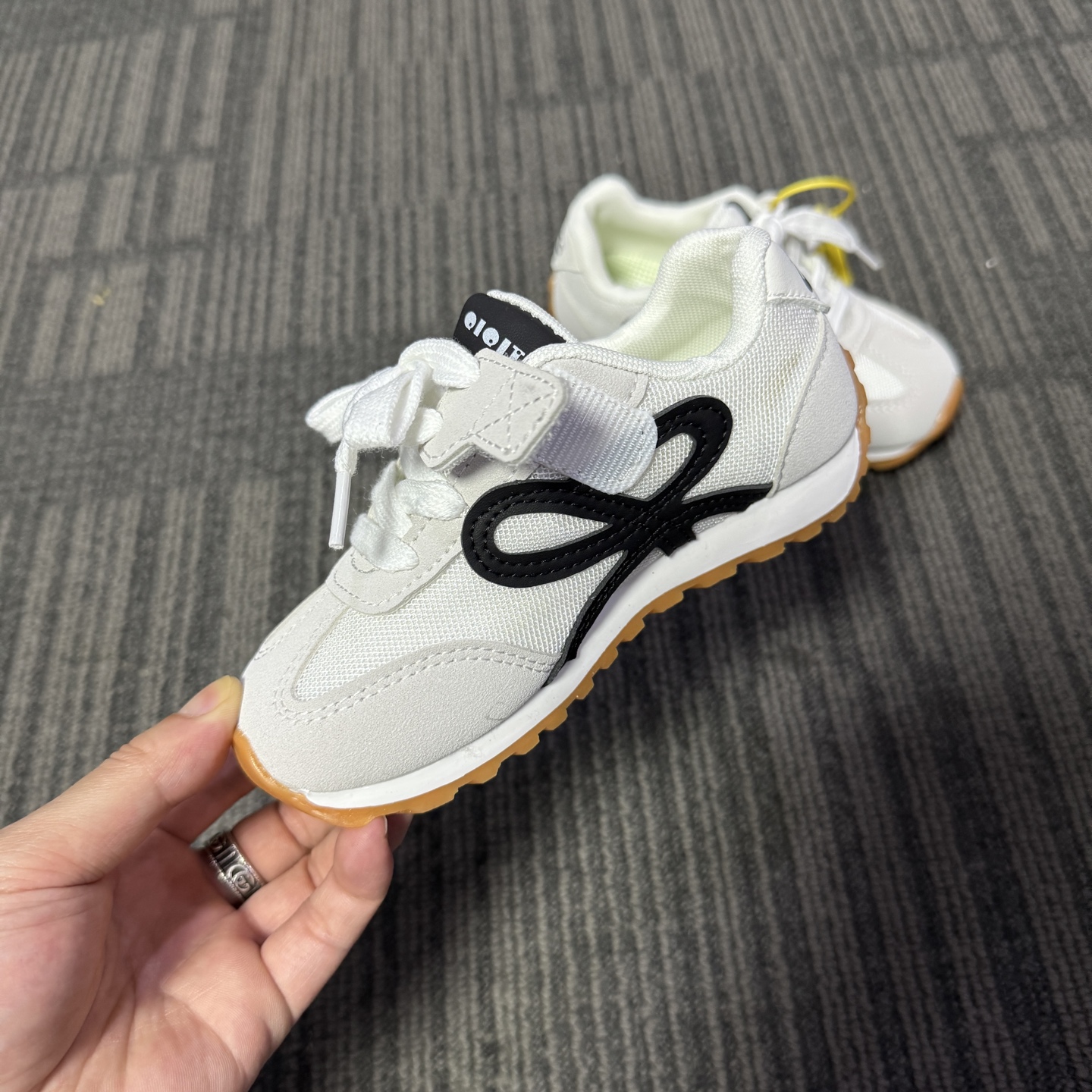 图片[5]-‼️‼️‼️ 亚瑟士 LOEWE罗意威联名款26-37码 经典亚瑟士系列🆕 优质网面拼接，质感满满💯 低帮款式 透气又舒适☁️ 魔术贴设计，穿脱超方便✔️\”},\”album\”：{\”banner\”：\”https：//xcimg.szwego.com/img/3c4dd9ea/20241025/a1729837392418_2756.jpg-选品中心