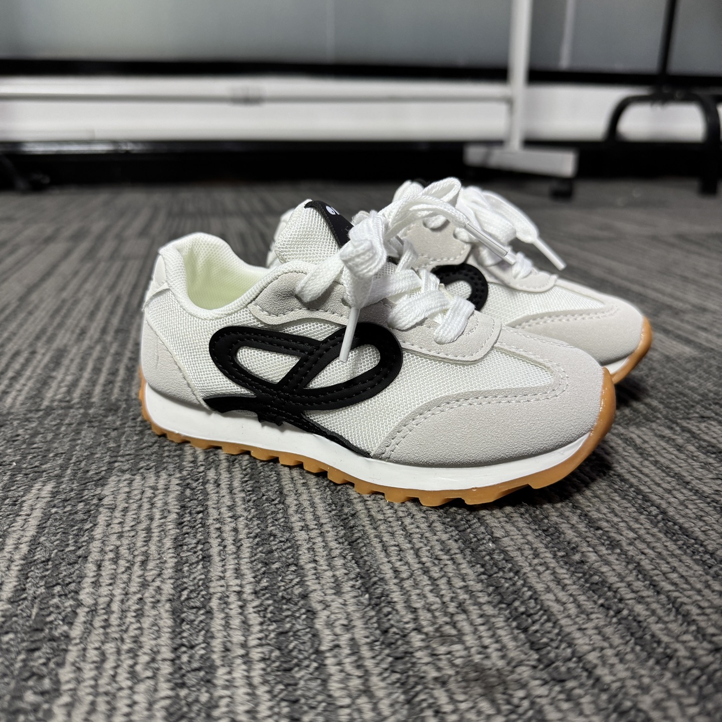 ‼️‼️‼️ 亚瑟士 LOEWE罗意威联名款26-37码 经典亚瑟士系列🆕 优质网面拼接，质感满满💯 低帮款式 透气又舒适☁️ 魔术贴设计，穿脱超方便✔️\