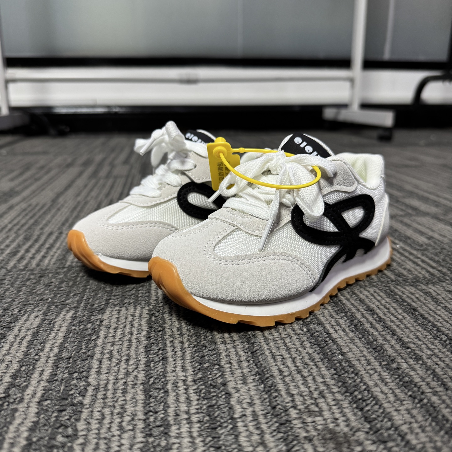 图片[2]-‼️‼️‼️ 亚瑟士 LOEWE罗意威联名款26-37码 经典亚瑟士系列🆕 优质网面拼接，质感满满💯 低帮款式 透气又舒适☁️ 魔术贴设计，穿脱超方便✔️\”},\”album\”：{\”banner\”：\”https：//xcimg.szwego.com/img/3c4dd9ea/20241025/a1729837392418_2756.jpg-选品中心