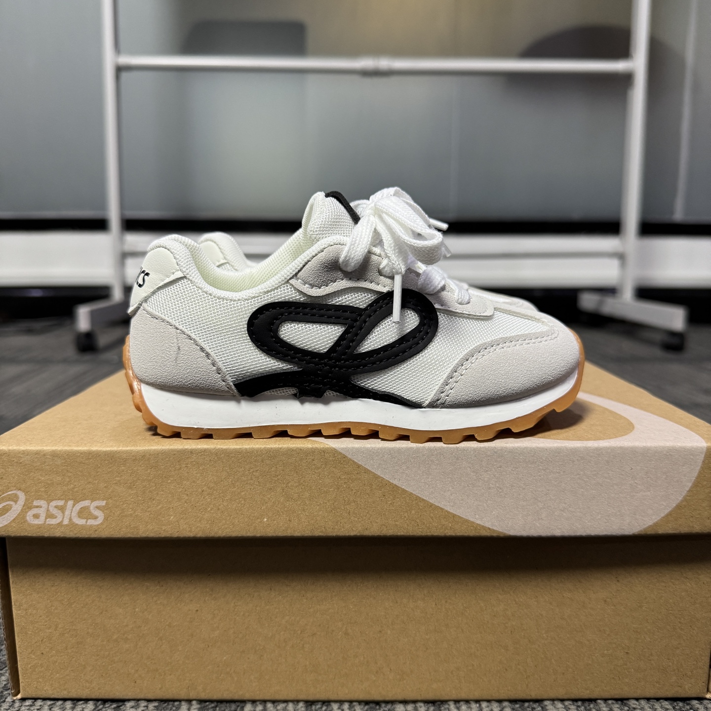 图片[9]-‼️‼️‼️ 亚瑟士 LOEWE罗意威联名款26-37码 经典亚瑟士系列🆕 优质网面拼接，质感满满💯 低帮款式 透气又舒适☁️ 魔术贴设计，穿脱超方便✔️\”},\”album\”：{\”banner\”：\”https：//xcimg.szwego.com/img/3c4dd9ea/20241025/a1729837392418_2756.jpg-选品中心