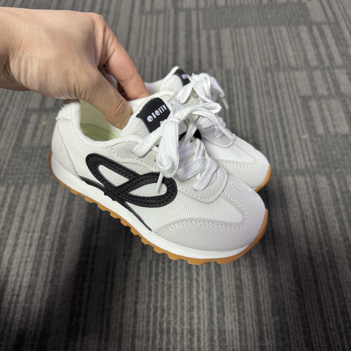 图片[7]-‼️‼️‼️ 亚瑟士 LOEWE罗意威联名款26-37码 经典亚瑟士系列🆕 优质网面拼接，质感满满💯 低帮款式 透气又舒适☁️ 魔术贴设计，穿脱超方便✔️\”},\”album\”：{\”banner\”：\”https：//xcimg.szwego.com/img/3c4dd9ea/20241025/a1729837392418_2756.jpg-选品中心