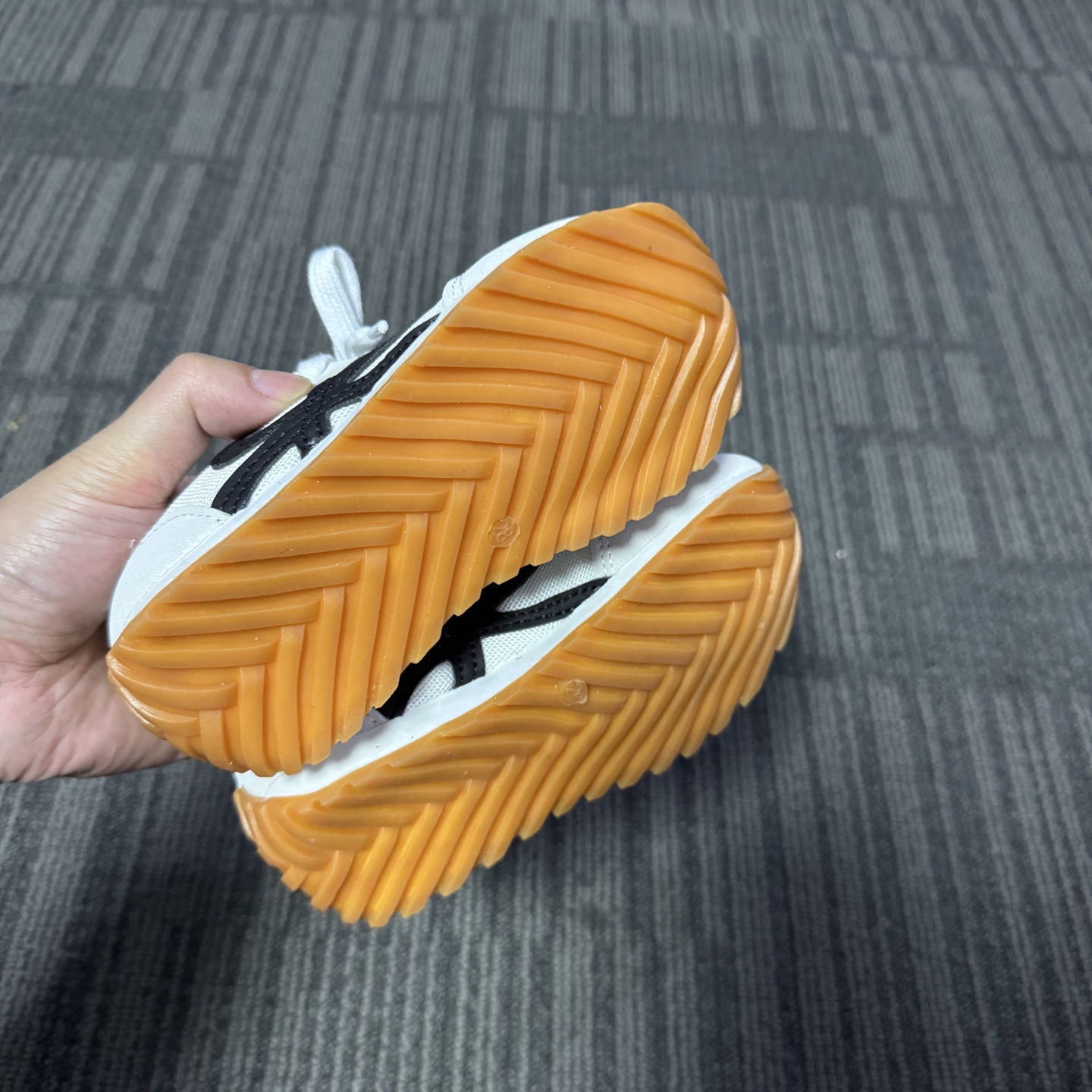 图片[8]-‼️‼️‼️ 亚瑟士 LOEWE罗意威联名款26-37码 经典亚瑟士系列🆕 优质网面拼接，质感满满💯 低帮款式 透气又舒适☁️ 魔术贴设计，穿脱超方便✔️\”},\”album\”：{\”banner\”：\”https：//xcimg.szwego.com/img/3c4dd9ea/20241025/a1729837392418_2756.jpg-选品中心