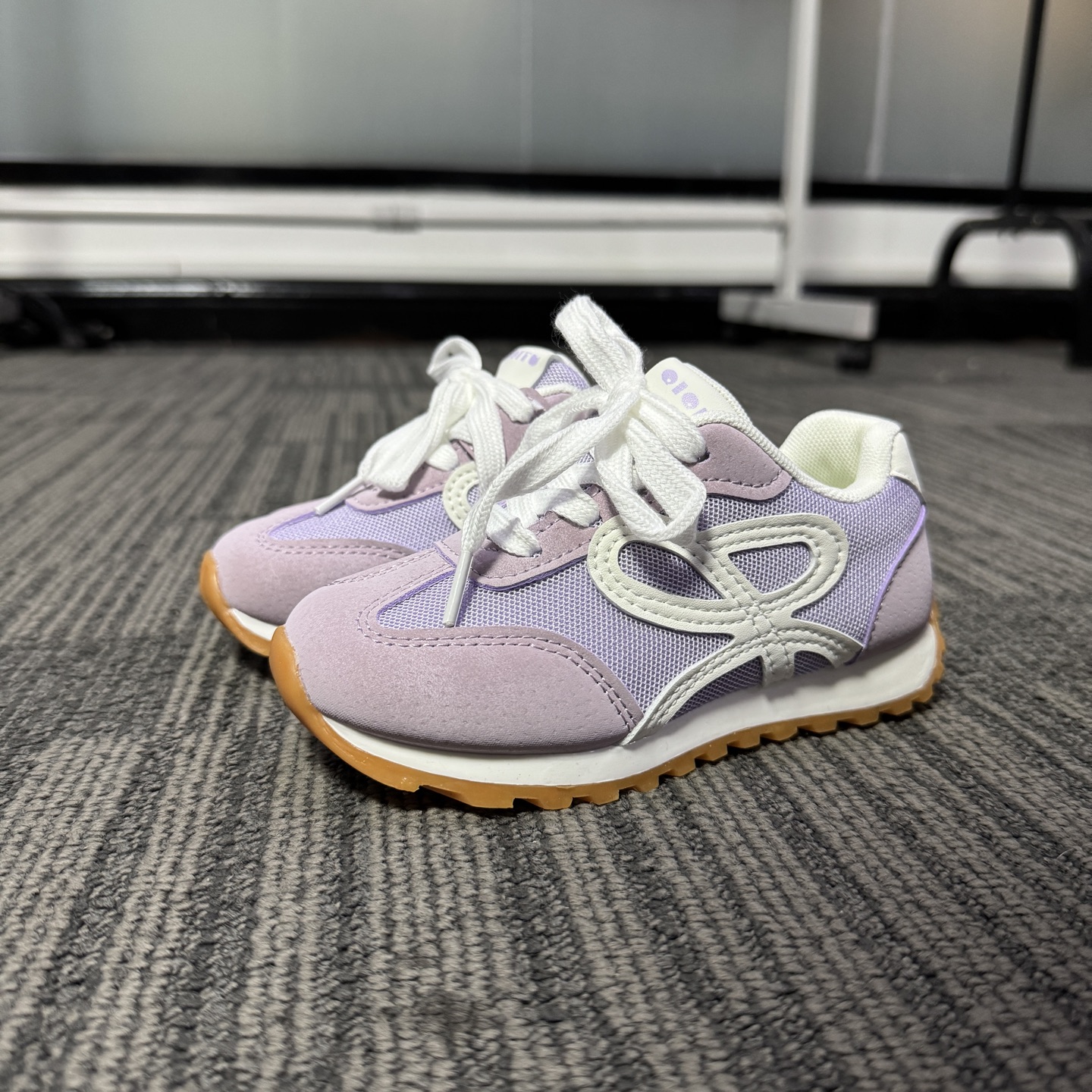 图片[2]-‼️‼️‼️ 亚瑟士 LOEWE罗意威联名款 尺码：26-37码 经典亚瑟士系列🆕 优质网面拼接，质感满满💯 低帮款式 透气又舒适☁️ 魔术贴设计，穿脱超方便✔️-选品中心