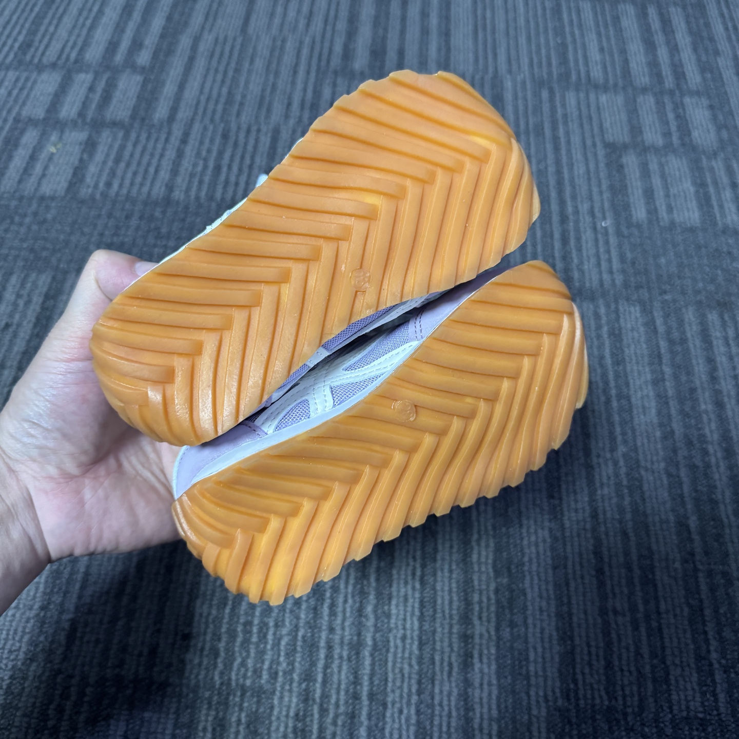 图片[8]-‼️‼️‼️ 亚瑟士 LOEWE罗意威联名款 尺码：26-37码 经典亚瑟士系列🆕 优质网面拼接，质感满满💯 低帮款式 透气又舒适☁️ 魔术贴设计，穿脱超方便✔️-选品中心