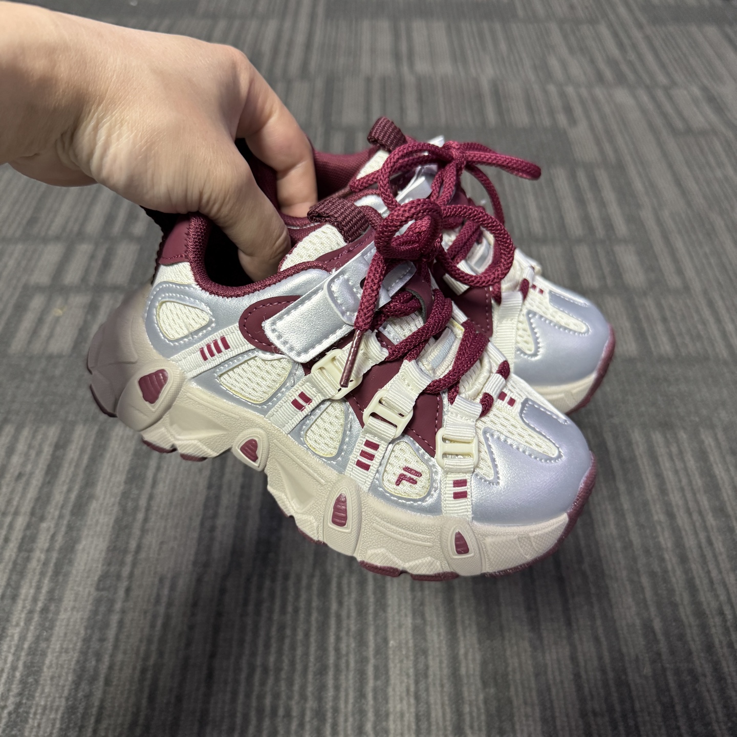 图片[6]-🔥FILE山脉鞋 户外机能登山鞋 👟27-37 📣📣放大招 上个大重磅！心心念念的双网面款也出货啦🔥🔥🔥特别的细腻亲肤，组合橡胶大底 上脚不会有扎脚的感觉和任何不适~～这精致的魔术贴温馨设计，便携好穿脱。真的是爱了呀！！穿脱特别方便快捷，适合咱们的小盆友，还能锻炼自主穿脱能力哟✌🏻️-选品中心