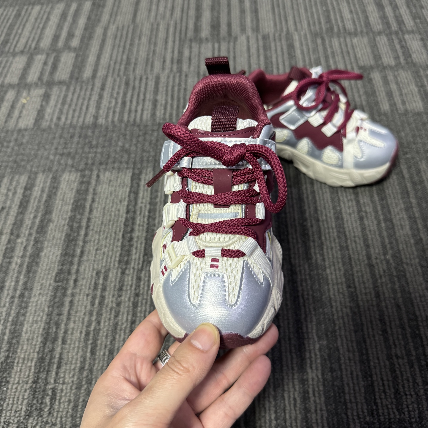 图片[5]-🔥FILE山脉鞋 户外机能登山鞋 👟27-37 📣📣放大招 上个大重磅！心心念念的双网面款也出货啦🔥🔥🔥特别的细腻亲肤，组合橡胶大底 上脚不会有扎脚的感觉和任何不适~～这精致的魔术贴温馨设计，便携好穿脱。真的是爱了呀！！穿脱特别方便快捷，适合咱们的小盆友，还能锻炼自主穿脱能力哟✌🏻️-选品中心