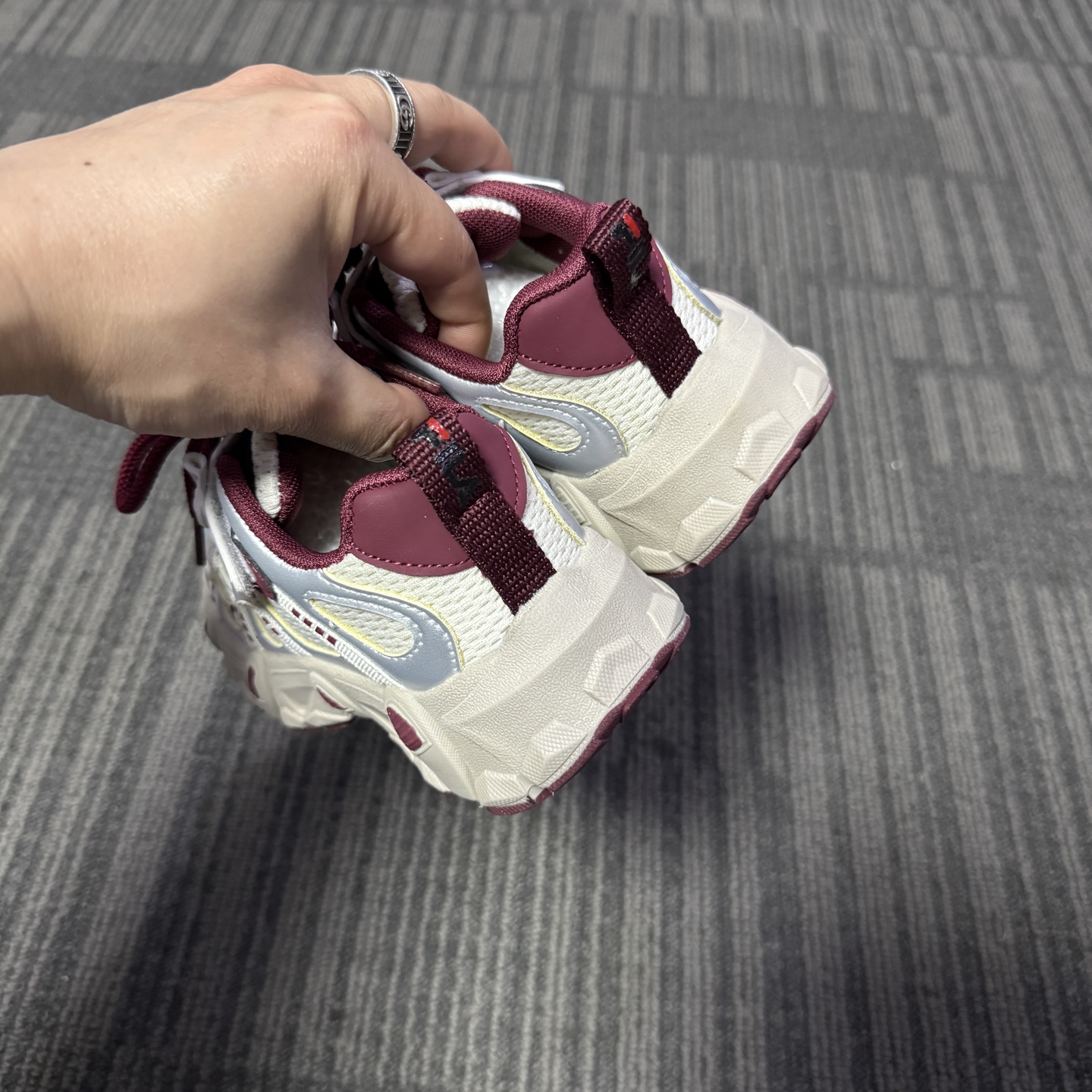 图片[7]-🔥FILE山脉鞋 户外机能登山鞋 👟27-37 📣📣放大招 上个大重磅！心心念念的双网面款也出货啦🔥🔥🔥特别的细腻亲肤，组合橡胶大底 上脚不会有扎脚的感觉和任何不适~～这精致的魔术贴温馨设计，便携好穿脱。真的是爱了呀！！穿脱特别方便快捷，适合咱们的小盆友，还能锻炼自主穿脱能力哟✌🏻️-选品中心