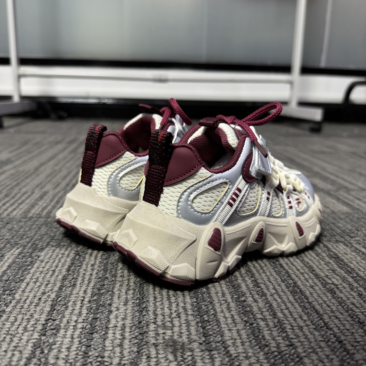 图片[3]-🔥FILE山脉鞋 户外机能登山鞋 👟27-37 📣📣放大招 上个大重磅！心心念念的双网面款也出货啦🔥🔥🔥特别的细腻亲肤，组合橡胶大底 上脚不会有扎脚的感觉和任何不适~～这精致的魔术贴温馨设计，便携好穿脱。真的是爱了呀！！穿脱特别方便快捷，适合咱们的小盆友，还能锻炼自主穿脱能力哟✌🏻️-选品中心