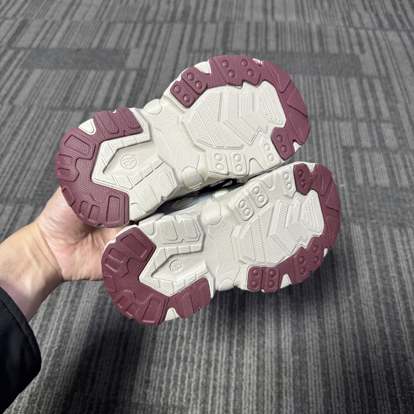 图片[8]-🔥FILE山脉鞋 户外机能登山鞋 👟27-37 📣📣放大招 上个大重磅！心心念念的双网面款也出货啦🔥🔥🔥特别的细腻亲肤，组合橡胶大底 上脚不会有扎脚的感觉和任何不适~～这精致的魔术贴温馨设计，便携好穿脱。真的是爱了呀！！穿脱特别方便快捷，适合咱们的小盆友，还能锻炼自主穿脱能力哟✌🏻️-选品中心