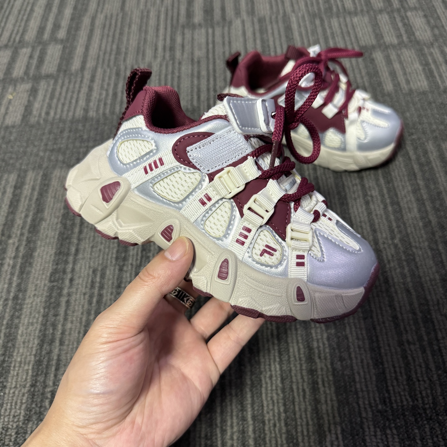 图片[4]-🔥FILE山脉鞋 户外机能登山鞋 👟27-37 📣📣放大招 上个大重磅！心心念念的双网面款也出货啦🔥🔥🔥特别的细腻亲肤，组合橡胶大底 上脚不会有扎脚的感觉和任何不适~～这精致的魔术贴温馨设计，便携好穿脱。真的是爱了呀！！穿脱特别方便快捷，适合咱们的小盆友，还能锻炼自主穿脱能力哟✌🏻️-选品中心