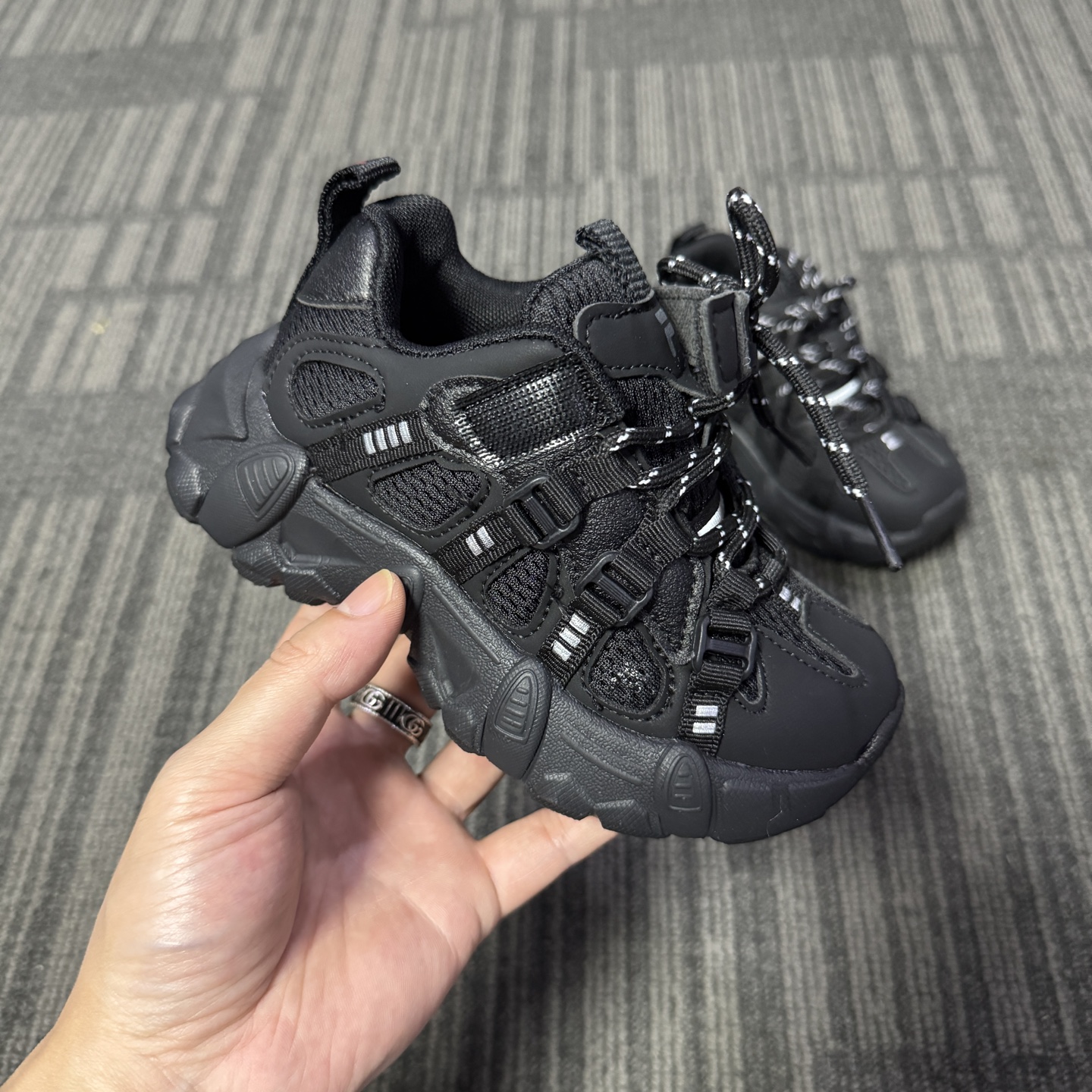 图片[4]-🔥FILE山脉鞋 户外机能登山鞋 👟27-37 📣📣放大招 上个大重磅！心心念念的双网面款也出货啦🔥🔥🔥特别的细腻亲肤，组合橡胶大底 上脚不会有扎脚的感觉和任何不适~～这精致的魔术贴温馨设计，便携好穿脱。真的是爱了呀！！穿脱特别方便快捷，适合咱们的小盆友，还能锻炼自主穿脱能力哟✌🏻️-选品中心