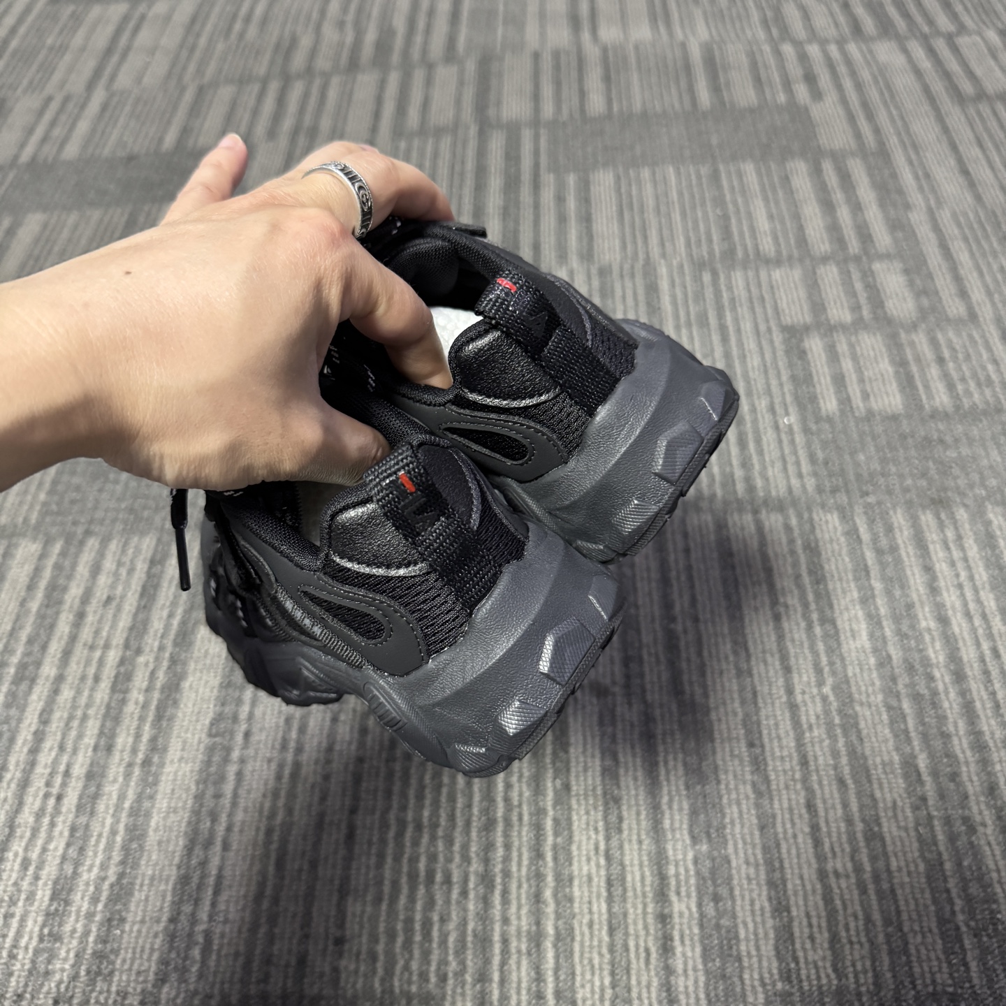 图片[7]-🔥FILE山脉鞋 户外机能登山鞋 👟27-37 📣📣放大招 上个大重磅！心心念念的双网面款也出货啦🔥🔥🔥特别的细腻亲肤，组合橡胶大底 上脚不会有扎脚的感觉和任何不适~～这精致的魔术贴温馨设计，便携好穿脱。真的是爱了呀！！穿脱特别方便快捷，适合咱们的小盆友，还能锻炼自主穿脱能力哟✌🏻️-选品中心