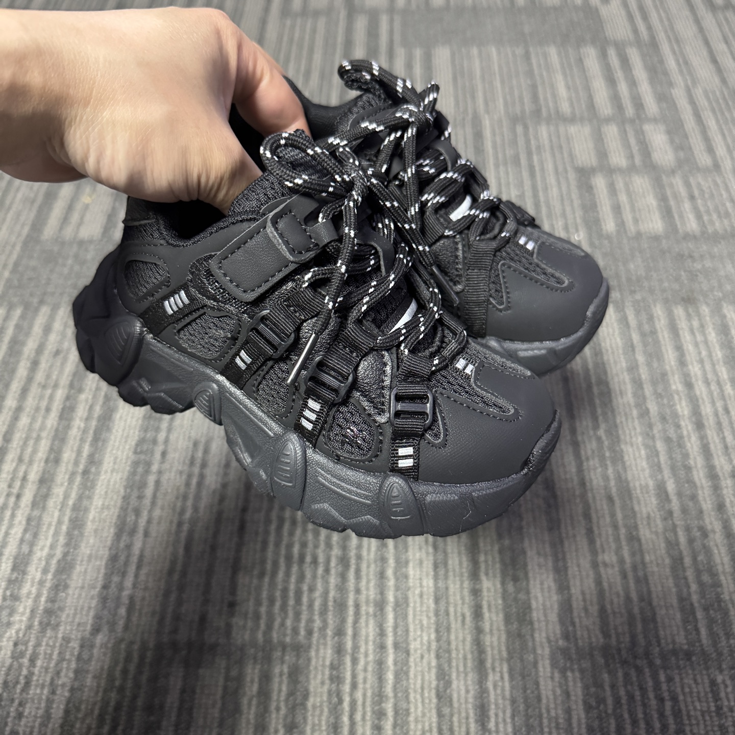 图片[6]-🔥FILE山脉鞋 户外机能登山鞋 👟27-37 📣📣放大招 上个大重磅！心心念念的双网面款也出货啦🔥🔥🔥特别的细腻亲肤，组合橡胶大底 上脚不会有扎脚的感觉和任何不适~～这精致的魔术贴温馨设计，便携好穿脱。真的是爱了呀！！穿脱特别方便快捷，适合咱们的小盆友，还能锻炼自主穿脱能力哟✌🏻️-选品中心