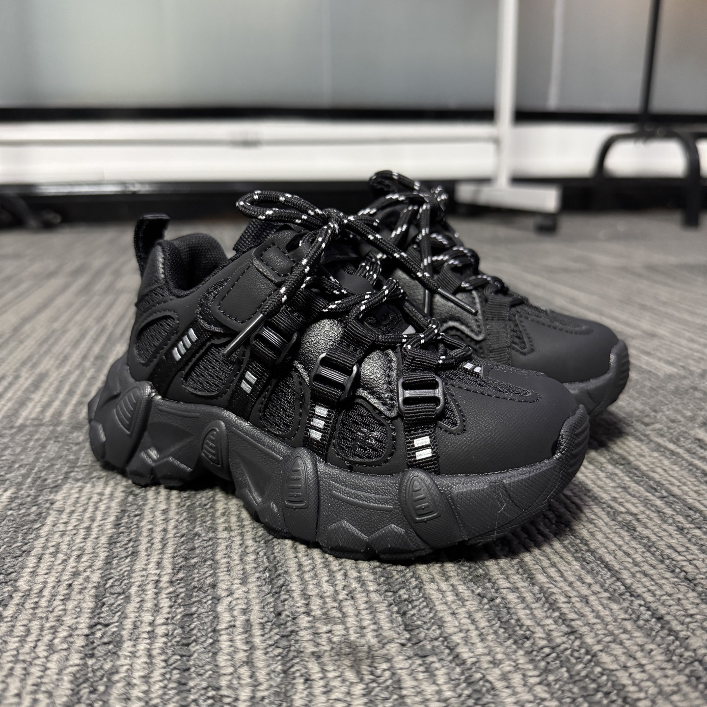 图片[2]-🔥FILE山脉鞋 户外机能登山鞋 👟27-37 📣📣放大招 上个大重磅！心心念念的双网面款也出货啦🔥🔥🔥特别的细腻亲肤，组合橡胶大底 上脚不会有扎脚的感觉和任何不适~～这精致的魔术贴温馨设计，便携好穿脱。真的是爱了呀！！穿脱特别方便快捷，适合咱们的小盆友，还能锻炼自主穿脱能力哟✌🏻️-选品中心