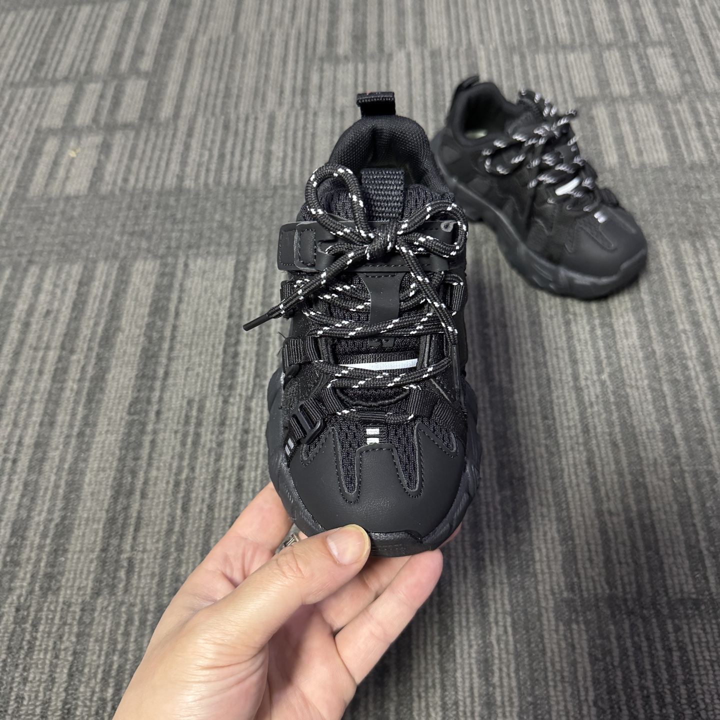 图片[5]-🔥FILE山脉鞋 户外机能登山鞋 👟27-37 📣📣放大招 上个大重磅！心心念念的双网面款也出货啦🔥🔥🔥特别的细腻亲肤，组合橡胶大底 上脚不会有扎脚的感觉和任何不适~～这精致的魔术贴温馨设计，便携好穿脱。真的是爱了呀！！穿脱特别方便快捷，适合咱们的小盆友，还能锻炼自主穿脱能力哟✌🏻️-选品中心