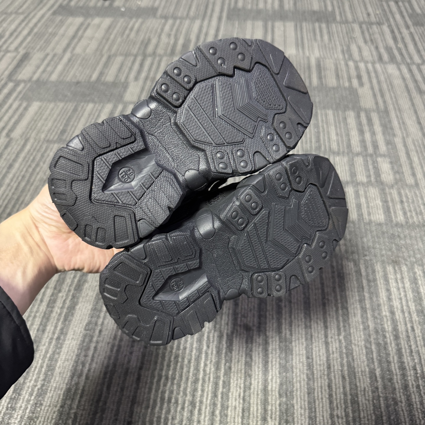 图片[8]-🔥FILE山脉鞋 户外机能登山鞋 👟27-37 📣📣放大招 上个大重磅！心心念念的双网面款也出货啦🔥🔥🔥特别的细腻亲肤，组合橡胶大底 上脚不会有扎脚的感觉和任何不适~～这精致的魔术贴温馨设计，便携好穿脱。真的是爱了呀！！穿脱特别方便快捷，适合咱们的小盆友，还能锻炼自主穿脱能力哟✌🏻️-选品中心