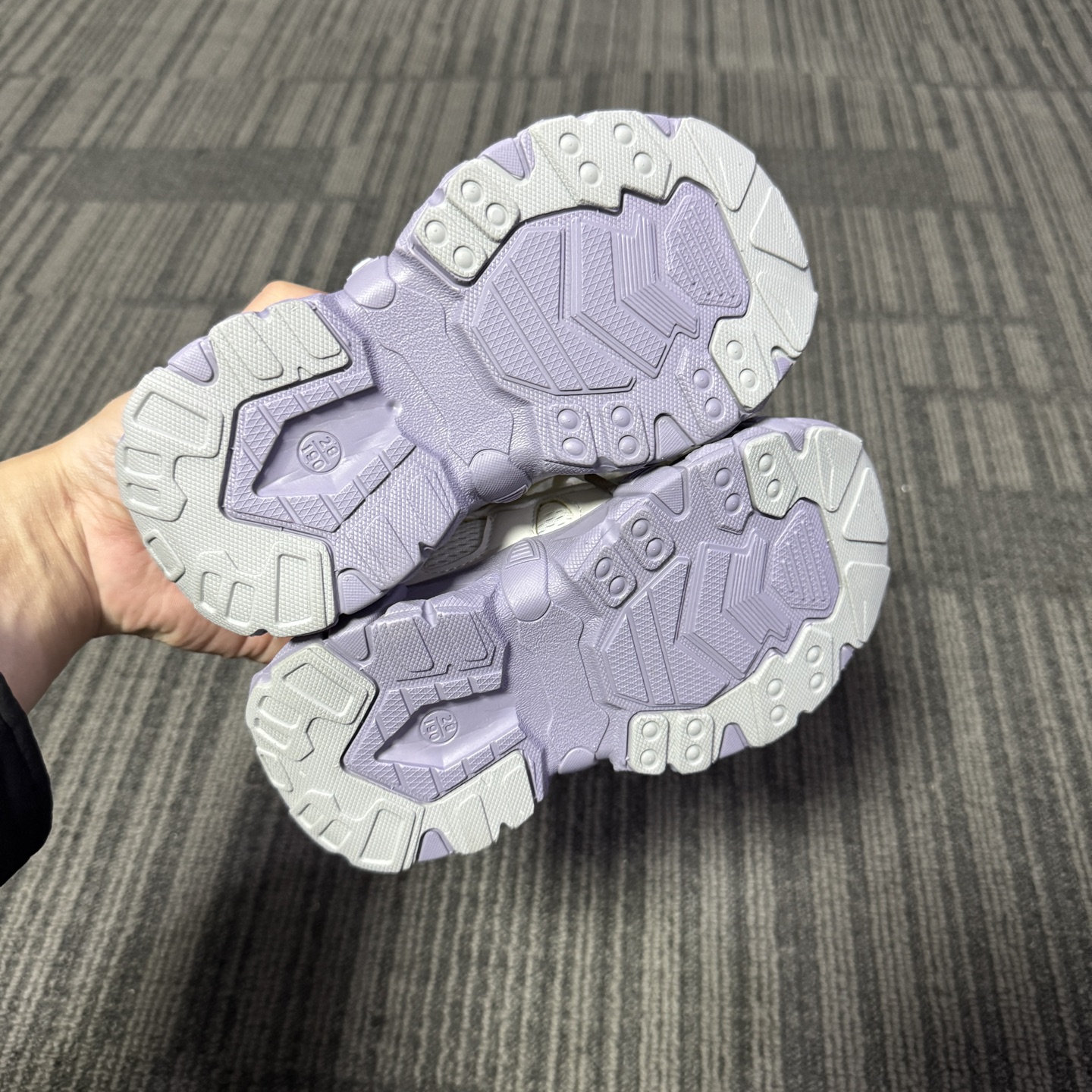 图片[8]-🔥FILE山脉鞋 户外机能登山鞋 👟27-37 📣📣放大招 上个大重磅！心心念念的双网面款也出货啦🔥🔥🔥特别的细腻亲肤，组合橡胶大底 上脚不会有扎脚的感觉和任何不适~～这精致的魔术贴温馨设计，便携好穿脱。真的是爱了呀！！穿脱特别方便快捷，适合咱们的小盆友，还能锻炼自主穿脱能力哟✌🏻️-选品中心