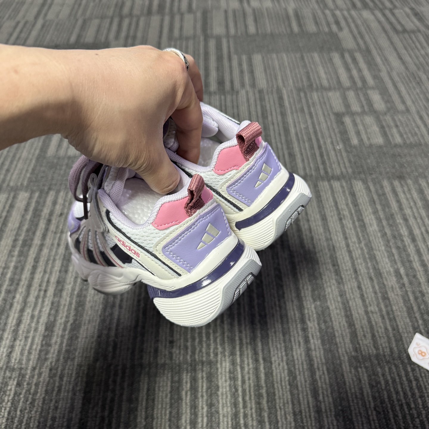 图片[7]-最新款Adidas老爹鞋（6色高品质家） 👟27-37 当经典三叶草碰上俏皮魔术贴一粘一扣都是宝贝自主搭配的小乐趣🤭不仅穿脱方便😍更是激发了宝贝们的无限创意与动手能力-选品中心