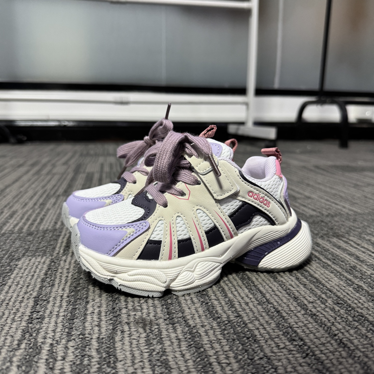 图片[2]-最新款Adidas老爹鞋（6色高品质家） 👟27-37 当经典三叶草碰上俏皮魔术贴一粘一扣都是宝贝自主搭配的小乐趣🤭不仅穿脱方便😍更是激发了宝贝们的无限创意与动手能力-选品中心