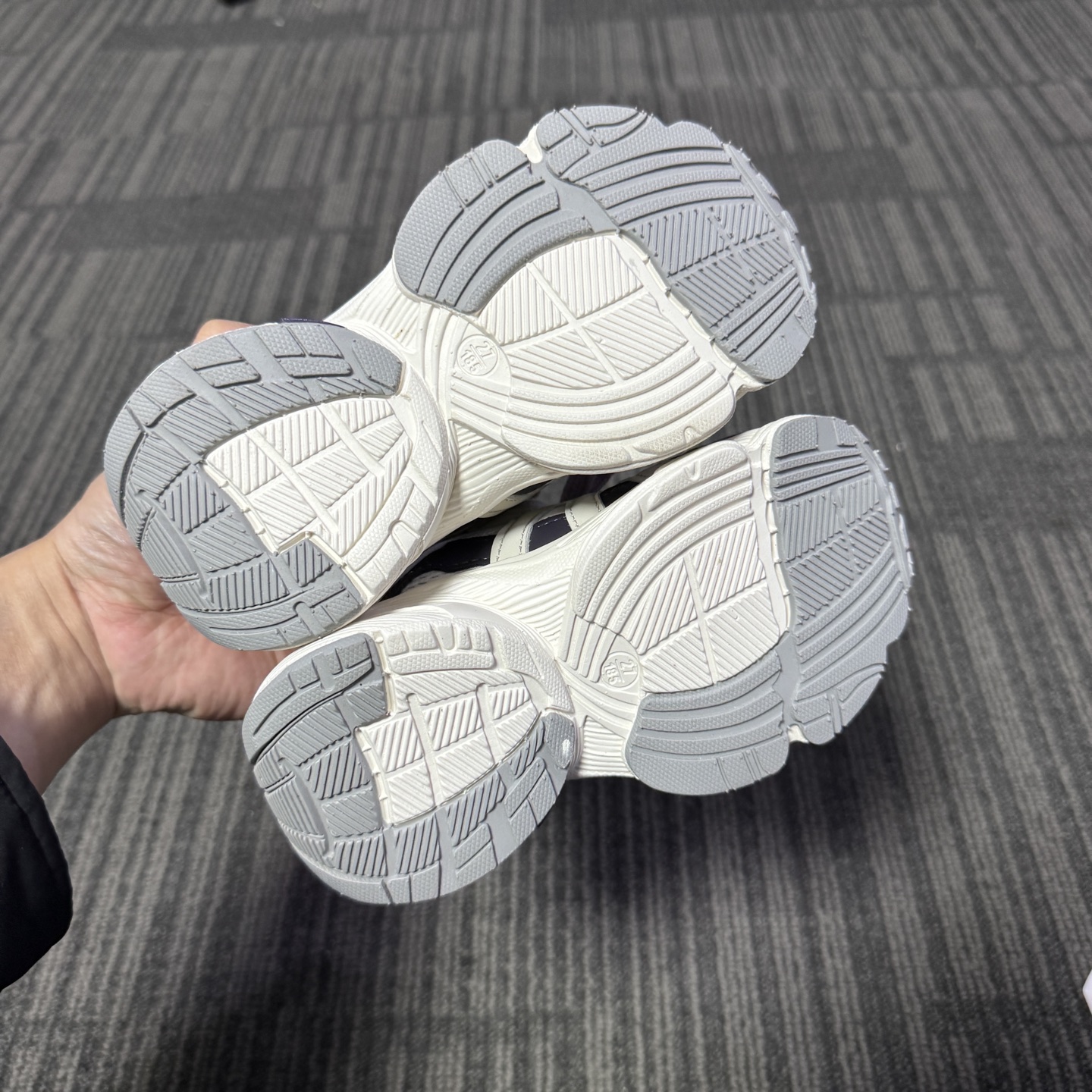 图片[8]-最新款Adidas老爹鞋（6色高品质家） 👟27-37 当经典三叶草碰上俏皮魔术贴一粘一扣都是宝贝自主搭配的小乐趣🤭不仅穿脱方便😍更是激发了宝贝们的无限创意与动手能力-选品中心